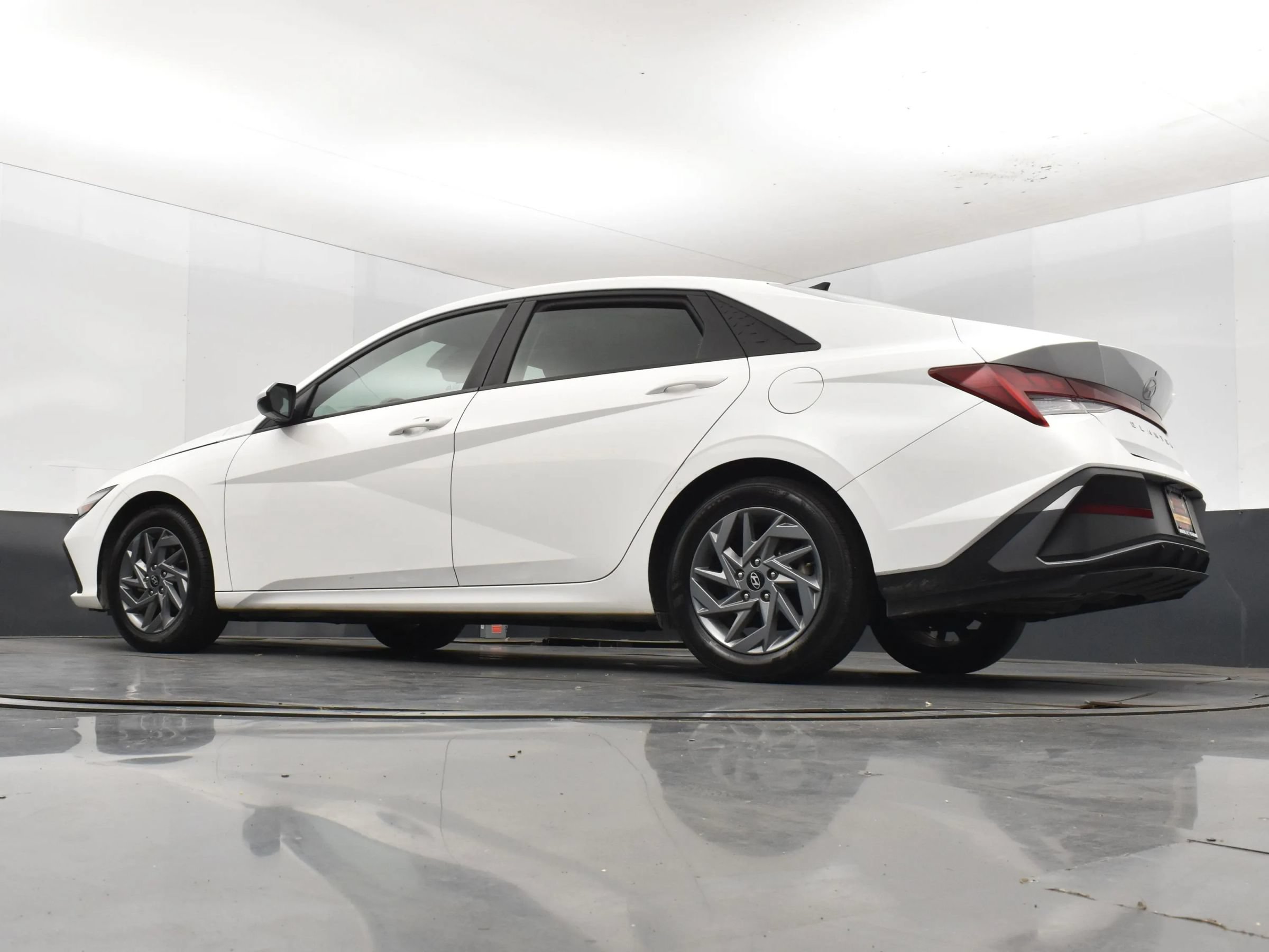 Used 2024 Hyundai Elantra SEL FWD image 9