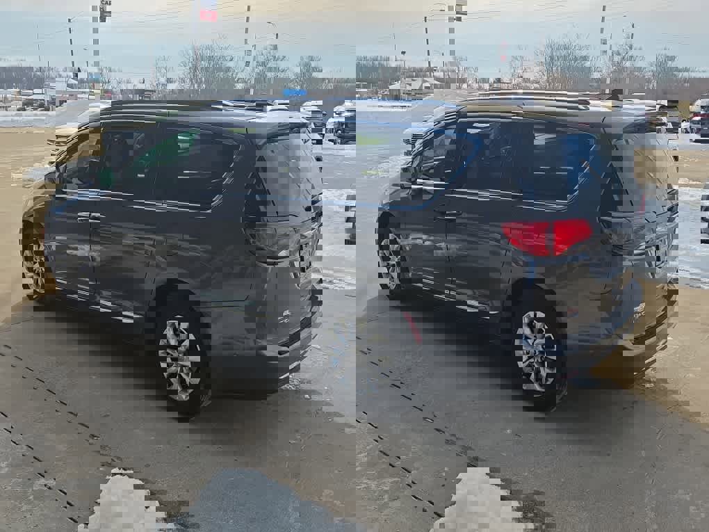 Used 2018 Chrysler Pacifica Touring-L Plus w/ Advanced Safetytec Group image 6