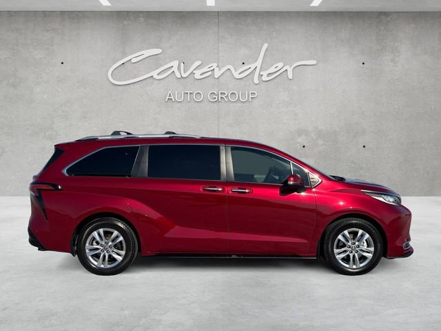 Used 2022 Toyota Sienna Limited image 17
