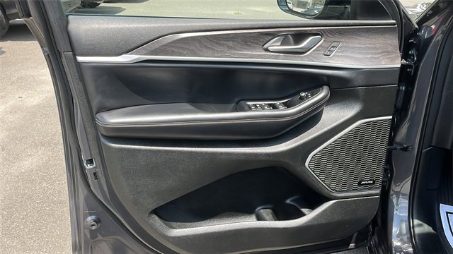 Used 2022 Jeep Grand Cherokee Limited image 9