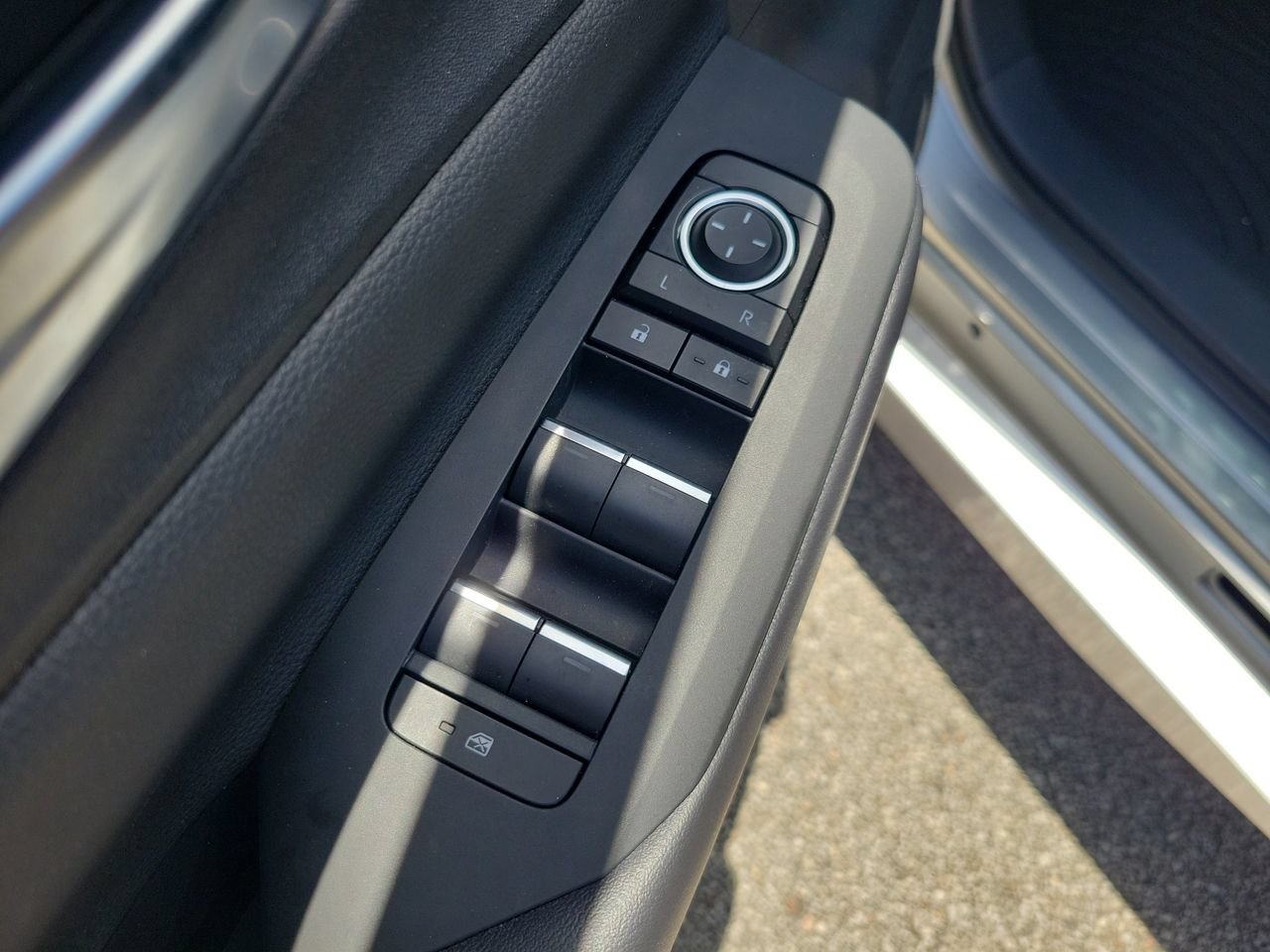 Used 2025 Toyota Prius Plug-In Hybrid FWD image 14