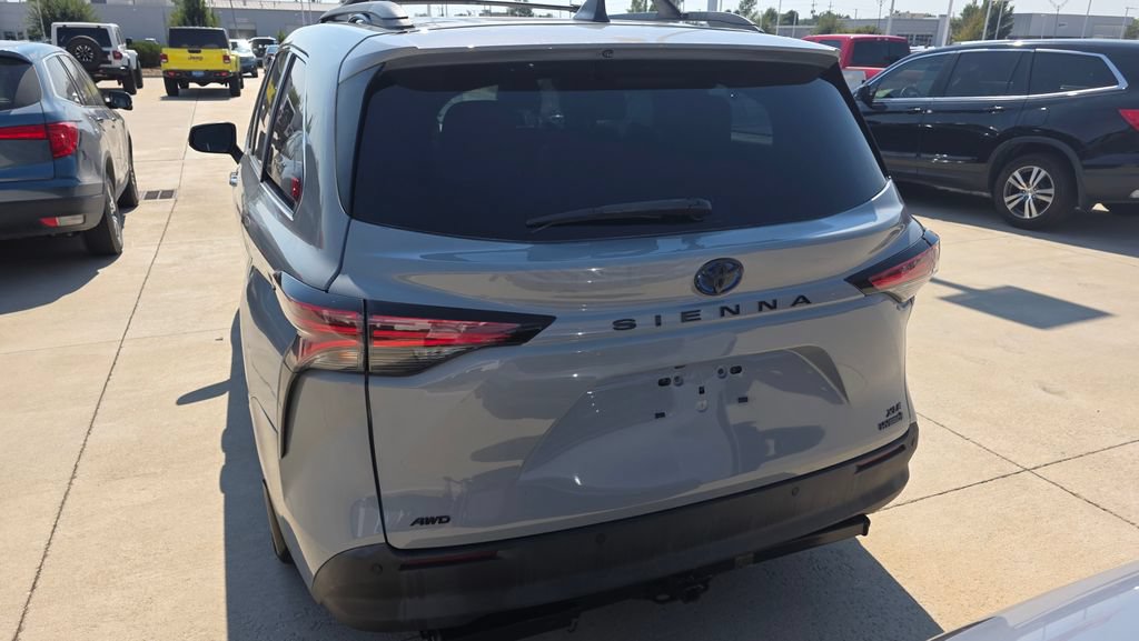 Used 2022 Toyota Sienna XLE Woodland Edition AWD/4WD image 4