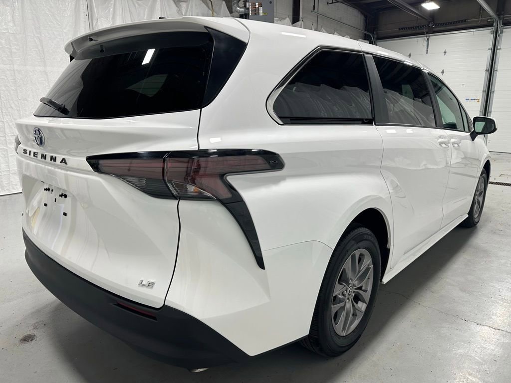 Used 2025 Toyota Sienna LE FWD image 7