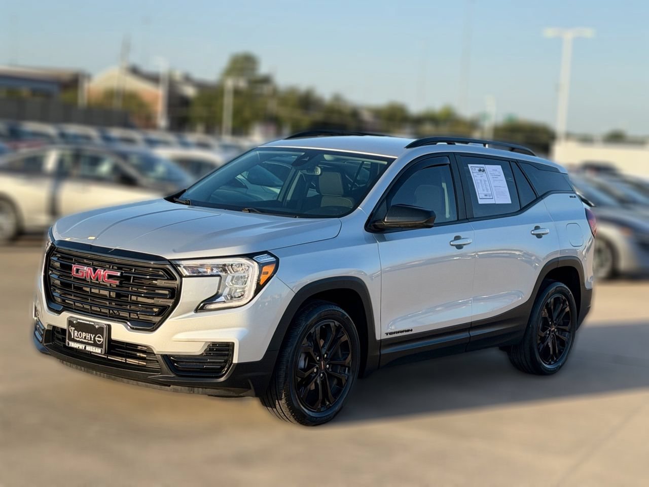 Used 2022 GMC Terrain SLE w/ Driver Convenience Package FWD image 4