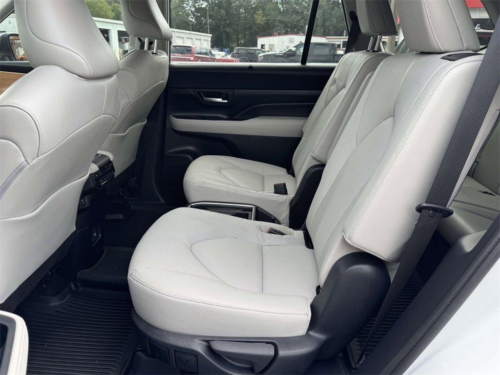 Used 2025 Toyota Grand Highlander AWD Hybrid image 17