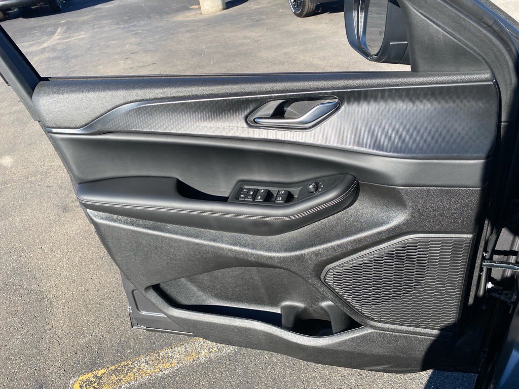 Used 2025 Jeep Grand Cherokee Laredo X image 19