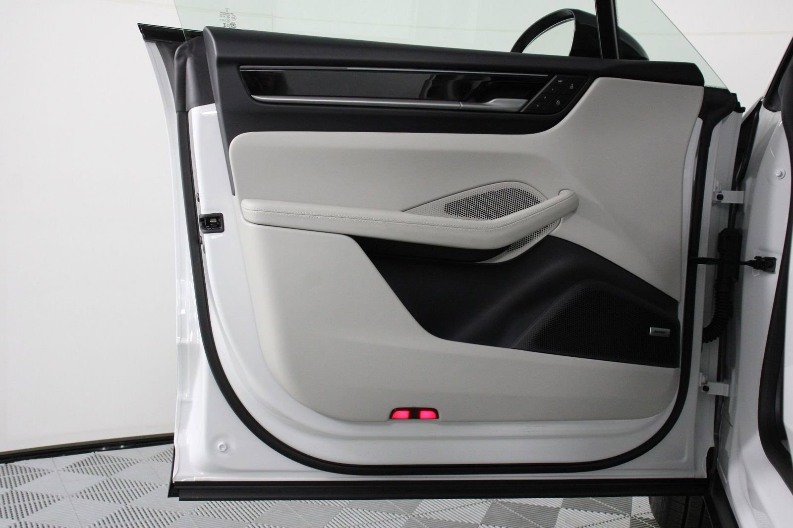 Certified 2025 Porsche Macan Electric image 20