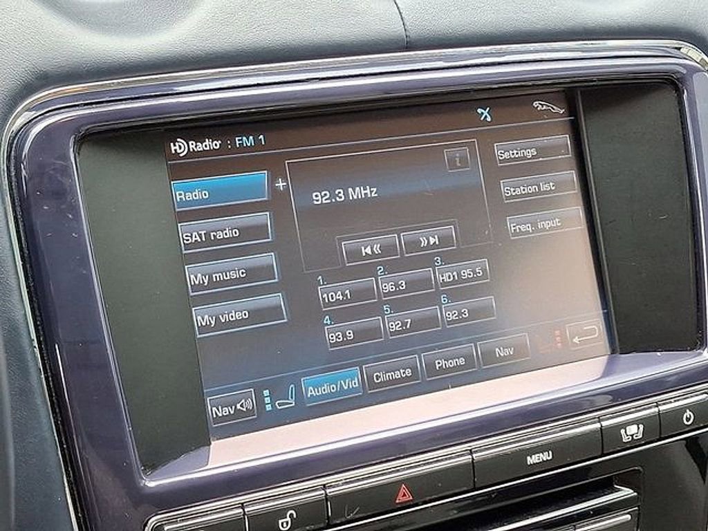 Used 2011 Jaguar XJ image 18