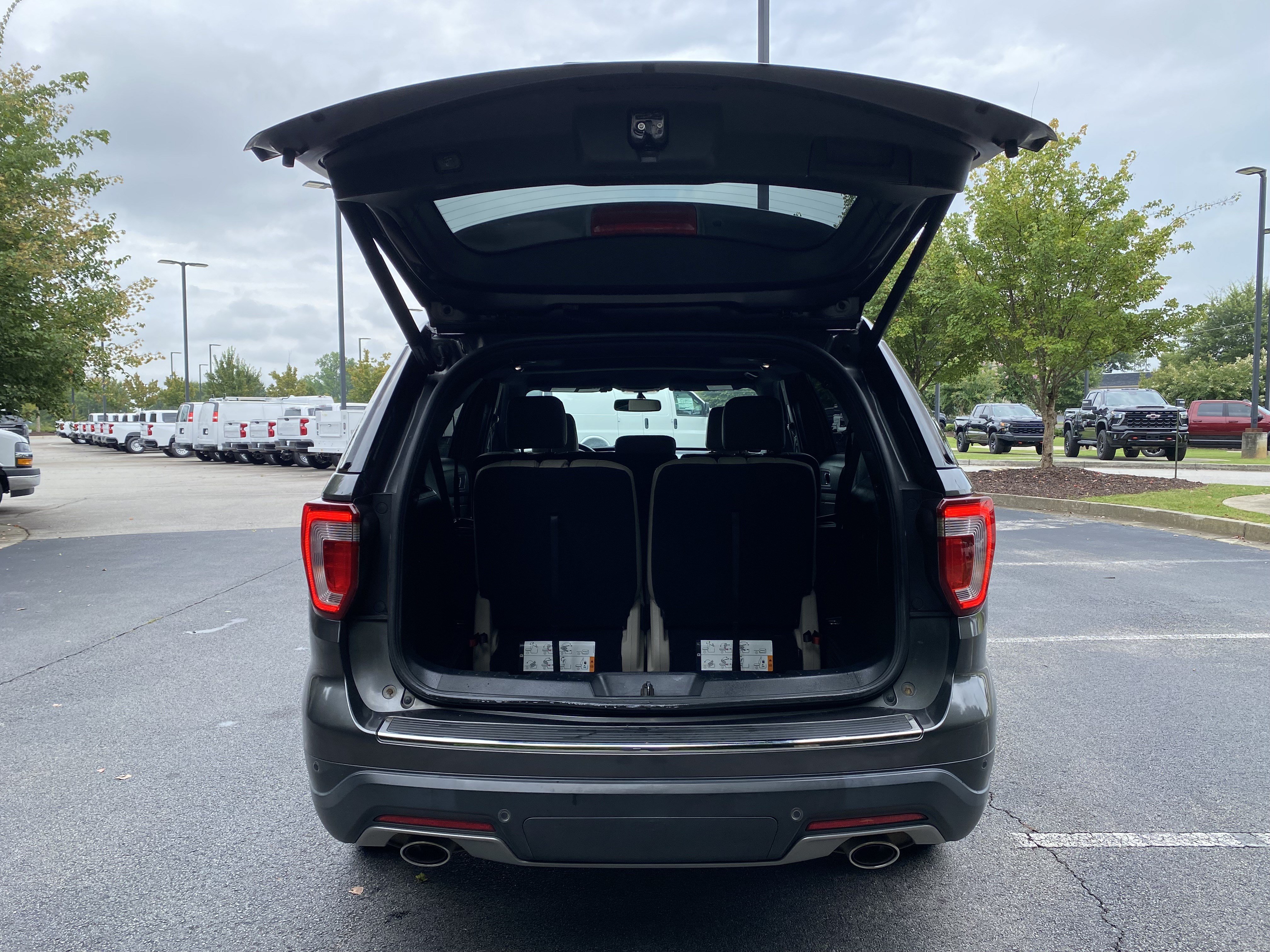 Used 2018 Ford Explorer XLT w/ Equipment Group 202A FWD image 11
