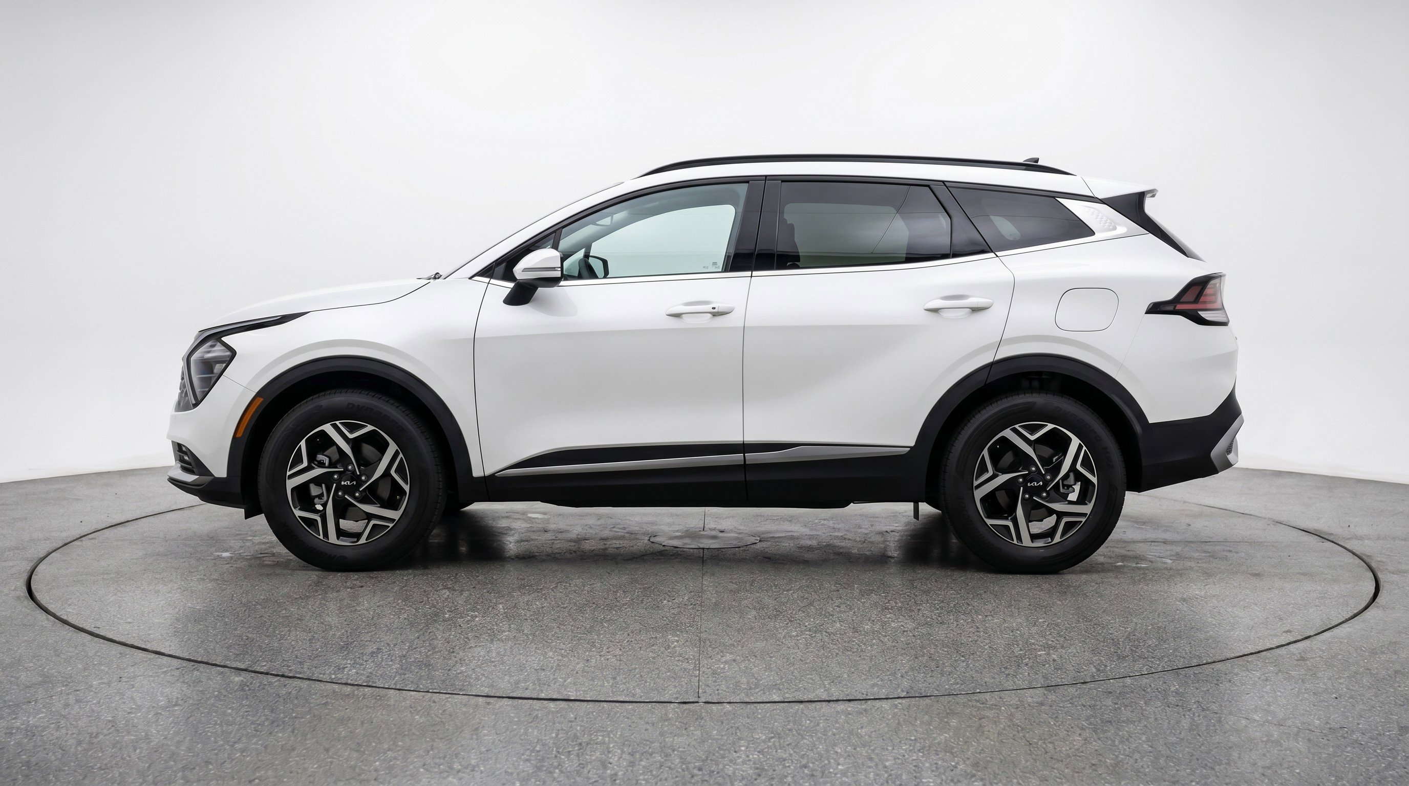 Used 2025 Kia Sportage LX image 5