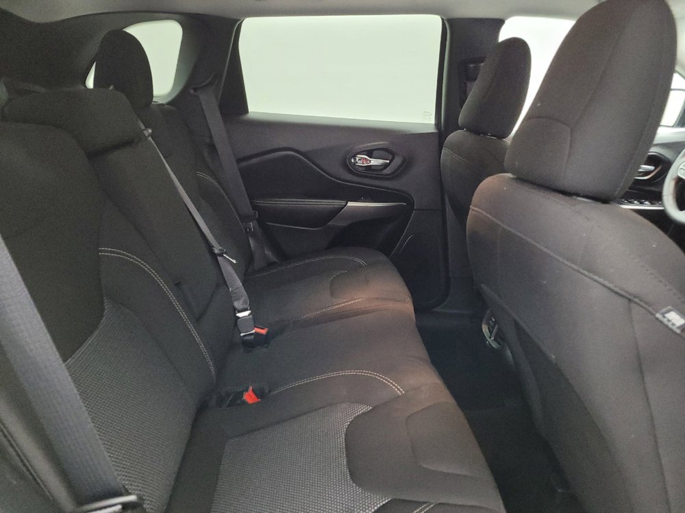 Used 2021 Jeep Cherokee Latitude FWD image 19