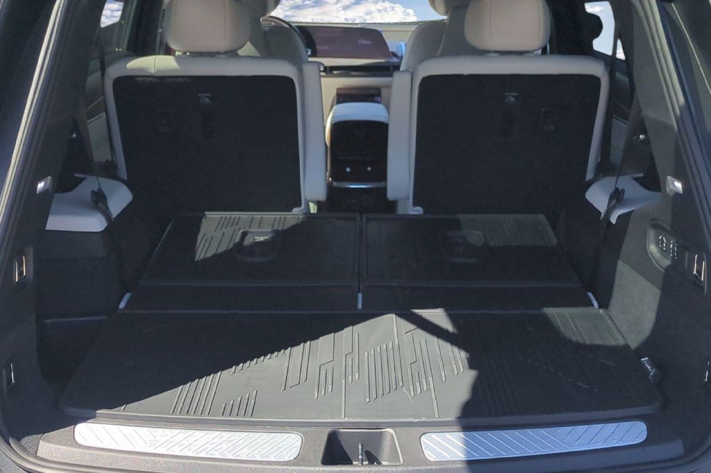 New 2027 Cadillac Vistiq Luxury w/ LPO, Floor Liner Package AWD/4WD image 15