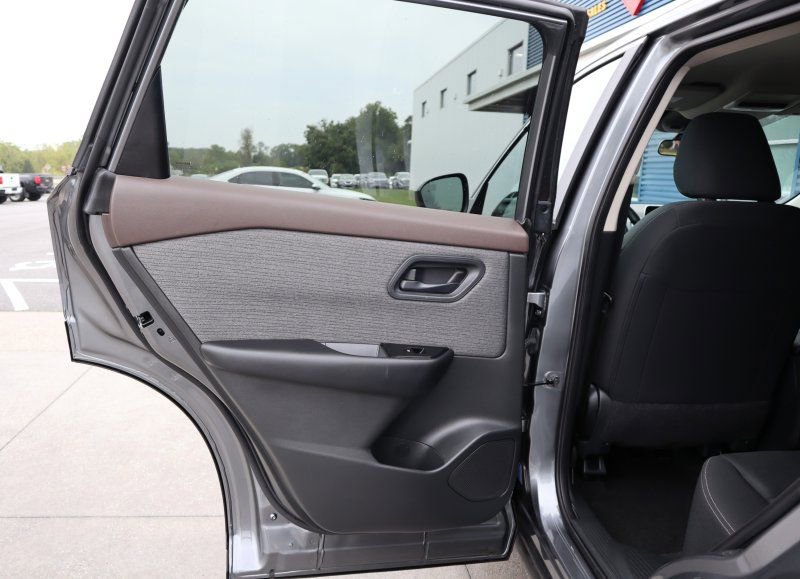 Used 2023 Nissan Rogue S image 16