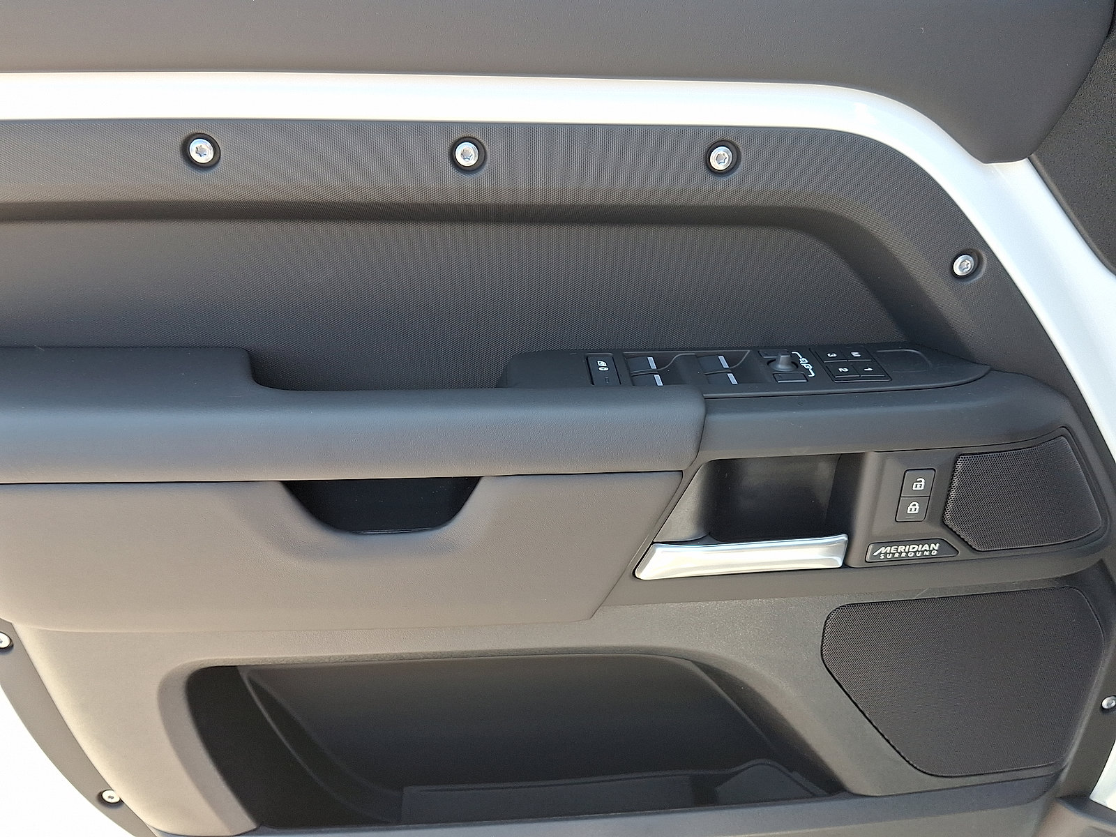 New 2025 Land Rover Defender 110 X-Dynamic SE image 5