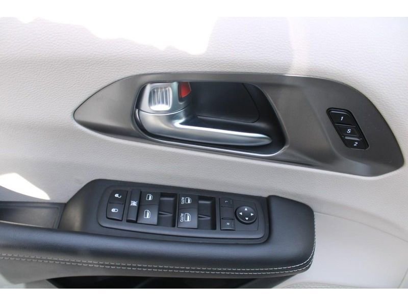 Used 2024 Chrysler Pacifica Touring-L image 20