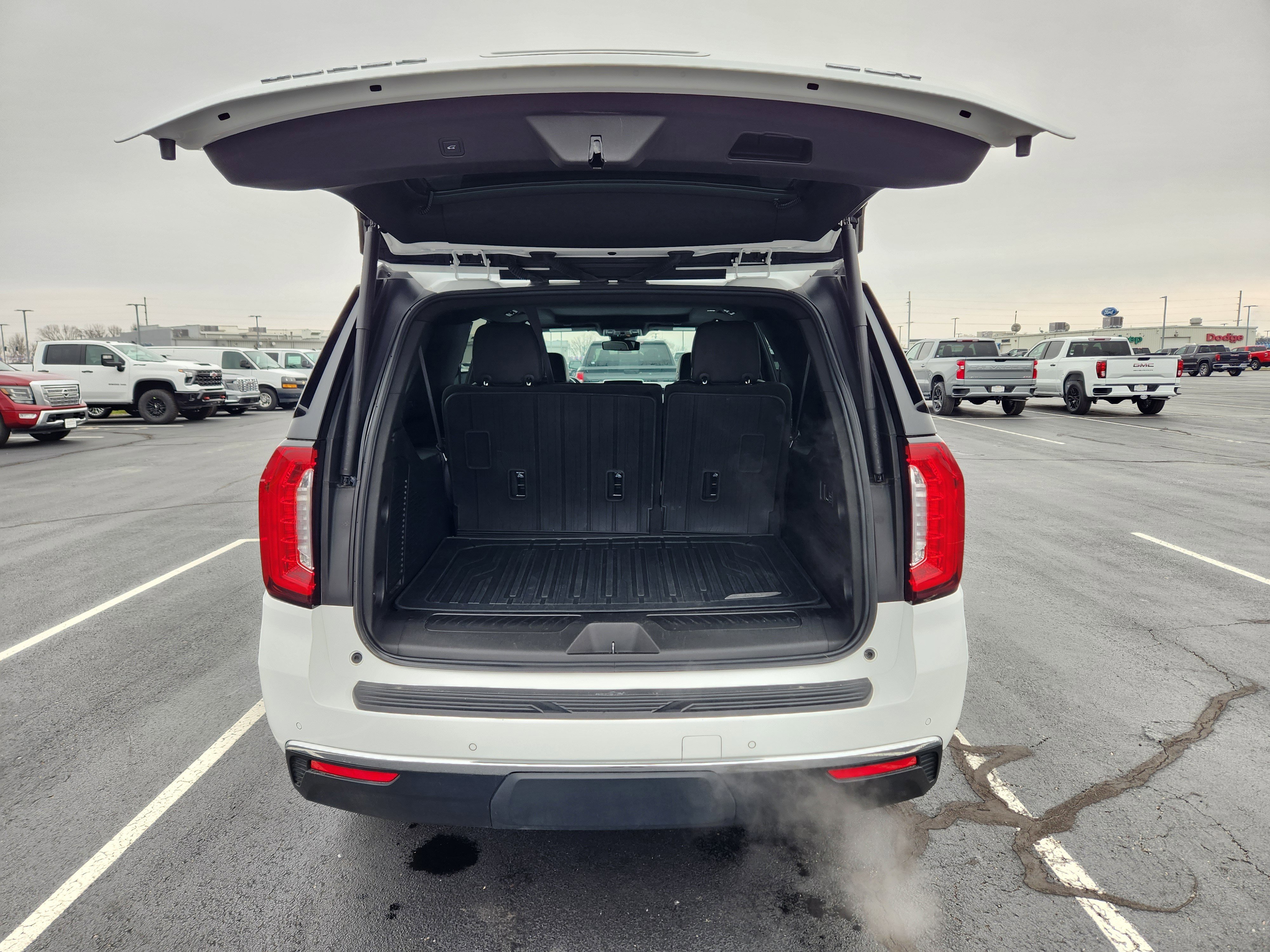 Used 2023 GMC Yukon XL SLT w/ SLT Luxury Package image 10