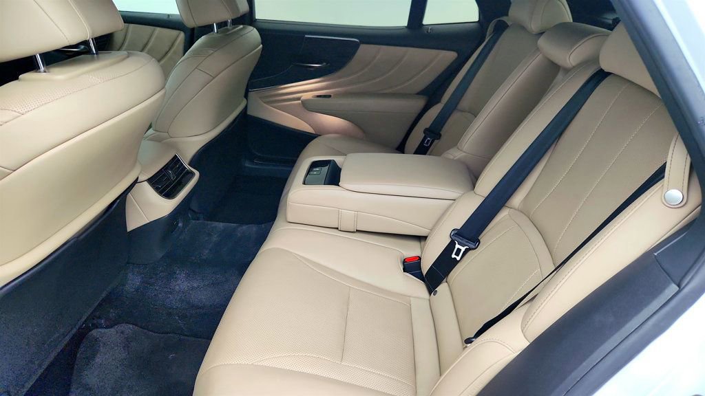 Used 2022 Lexus LS 500 w/ Accessory Package (Z2) image 21