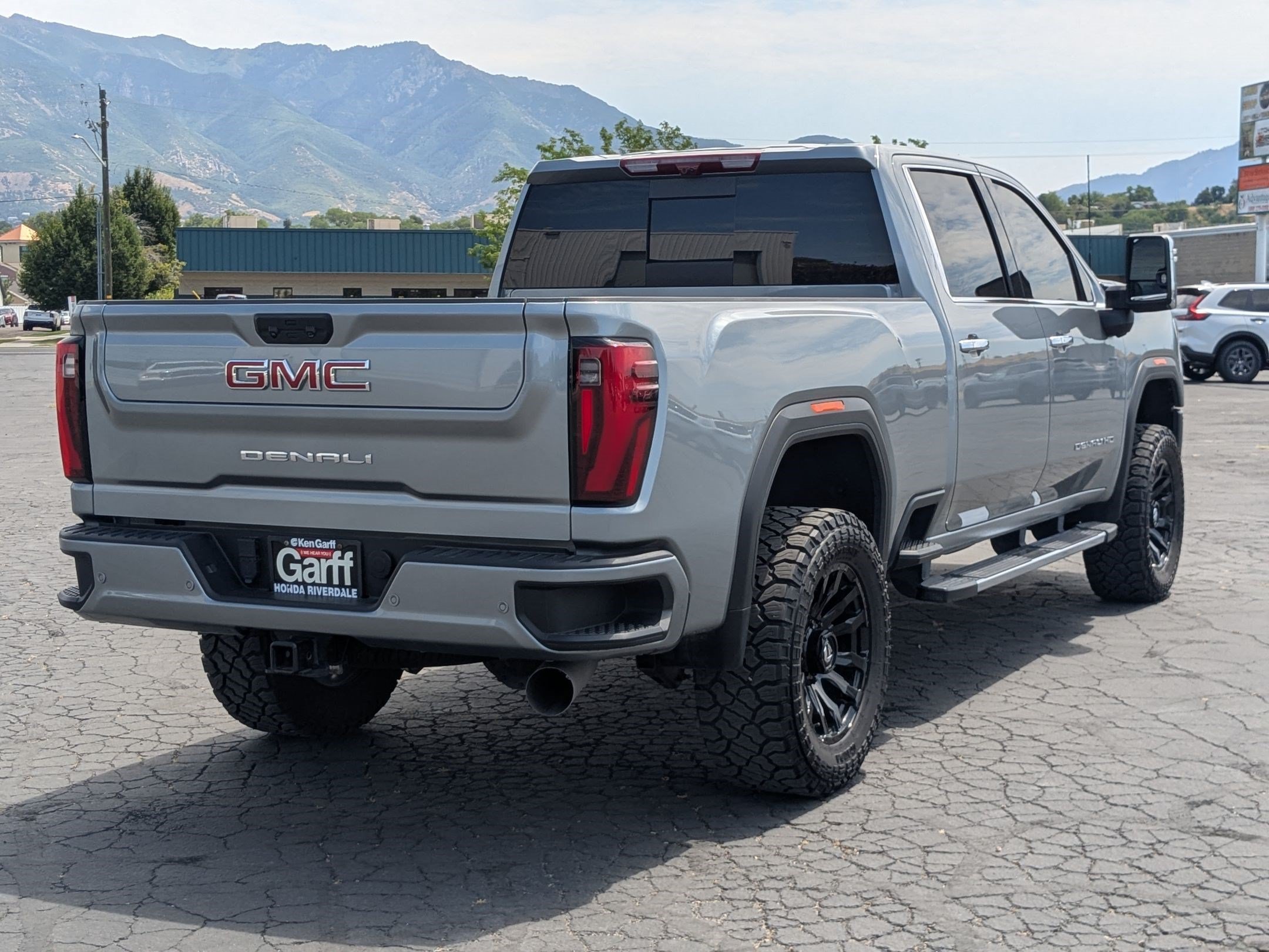Used 2024 GMC Sierra 3500 Denali w/ Technology Package AWD/4WD image 3