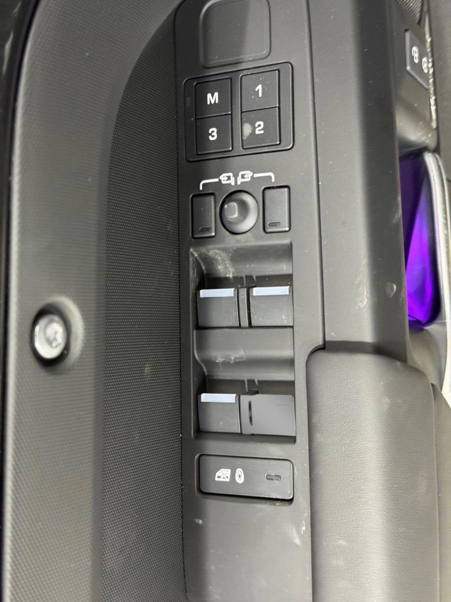 New 2026 Land Rover Defender 130 X-Dynamic SE image 24