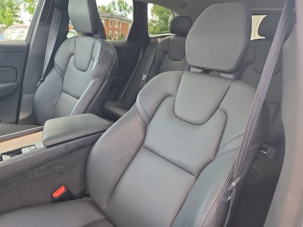 Used 2022 Volvo XC60 B5 Momentum AWD/4WD image 31