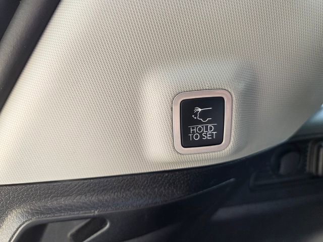 Used 2023 Jeep Grand Cherokee Limited w/ Black Appearance Package image 10