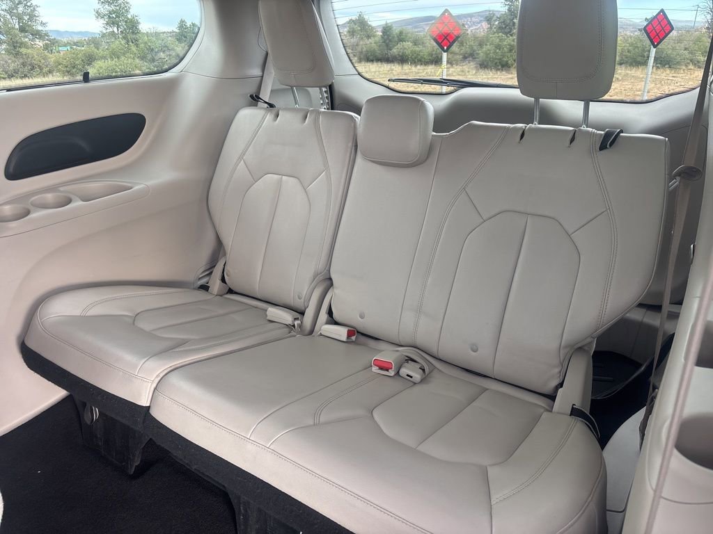Used 2017 Chrysler Pacifica Touring-L FWD image 12
