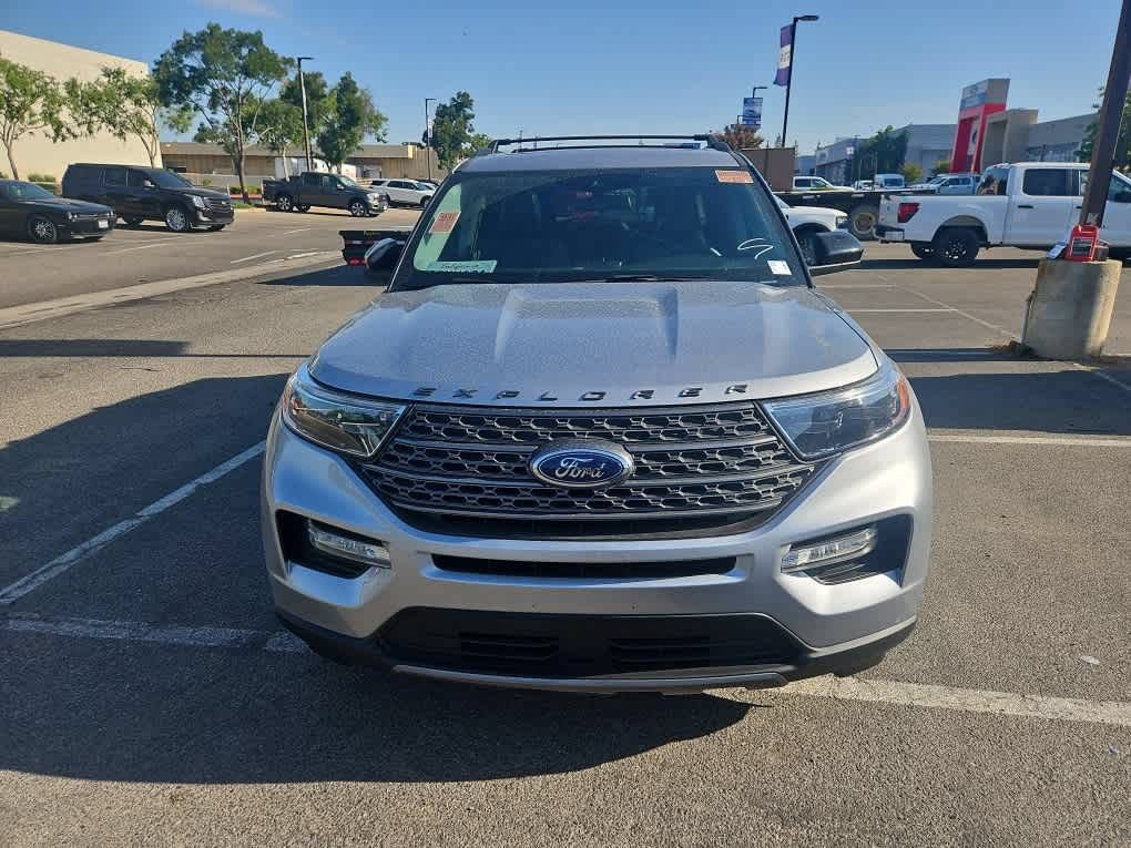 Used 2023 Ford Explorer XLT w/ Equipment Group 202A RWD image 2