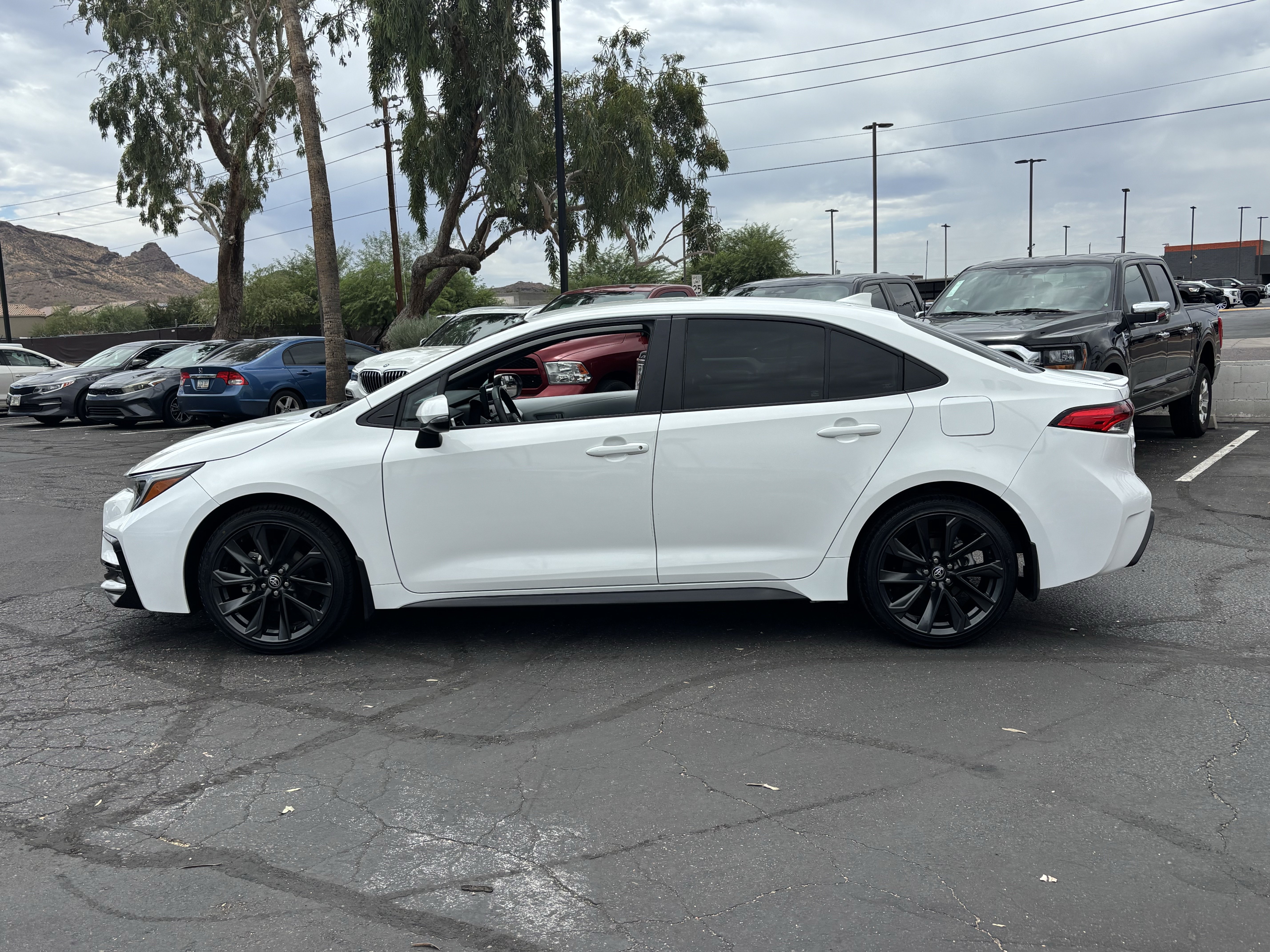 Used 2024 Toyota Corolla SE FWD image 5