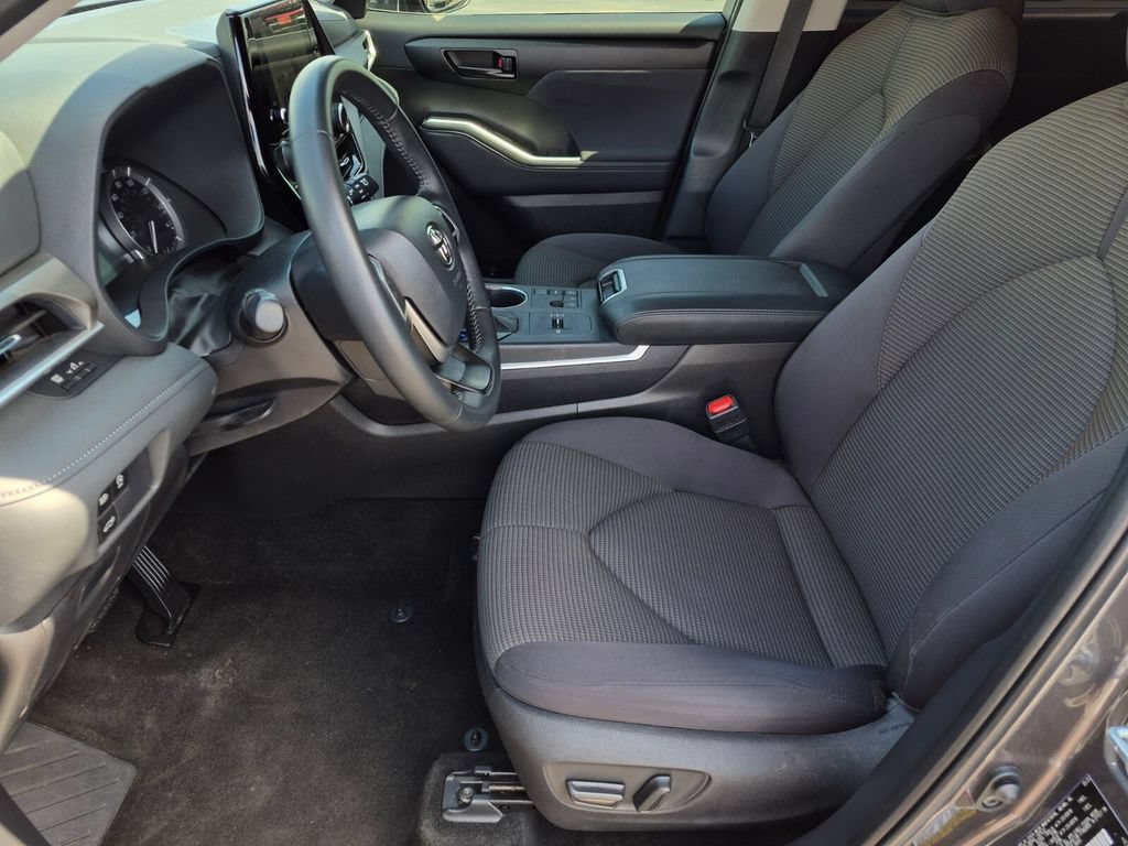 Used 2025 Toyota Highlander LE FWD image 30