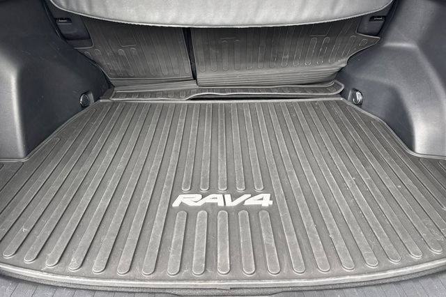 Used 2022 Toyota RAV4 LE AWD/4WD image 17