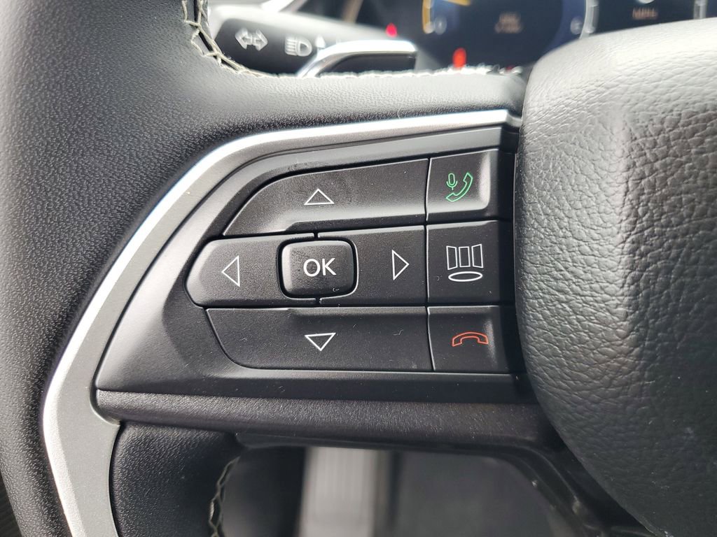 Used 2023 Jeep Grand Cherokee L Laredo image 11