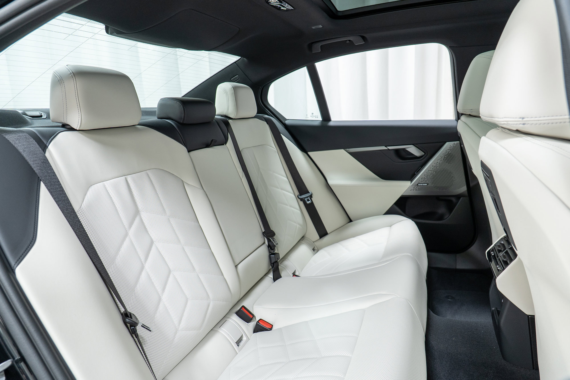 New 2026 BMW 530i xDrive w/ Premium Package image 25