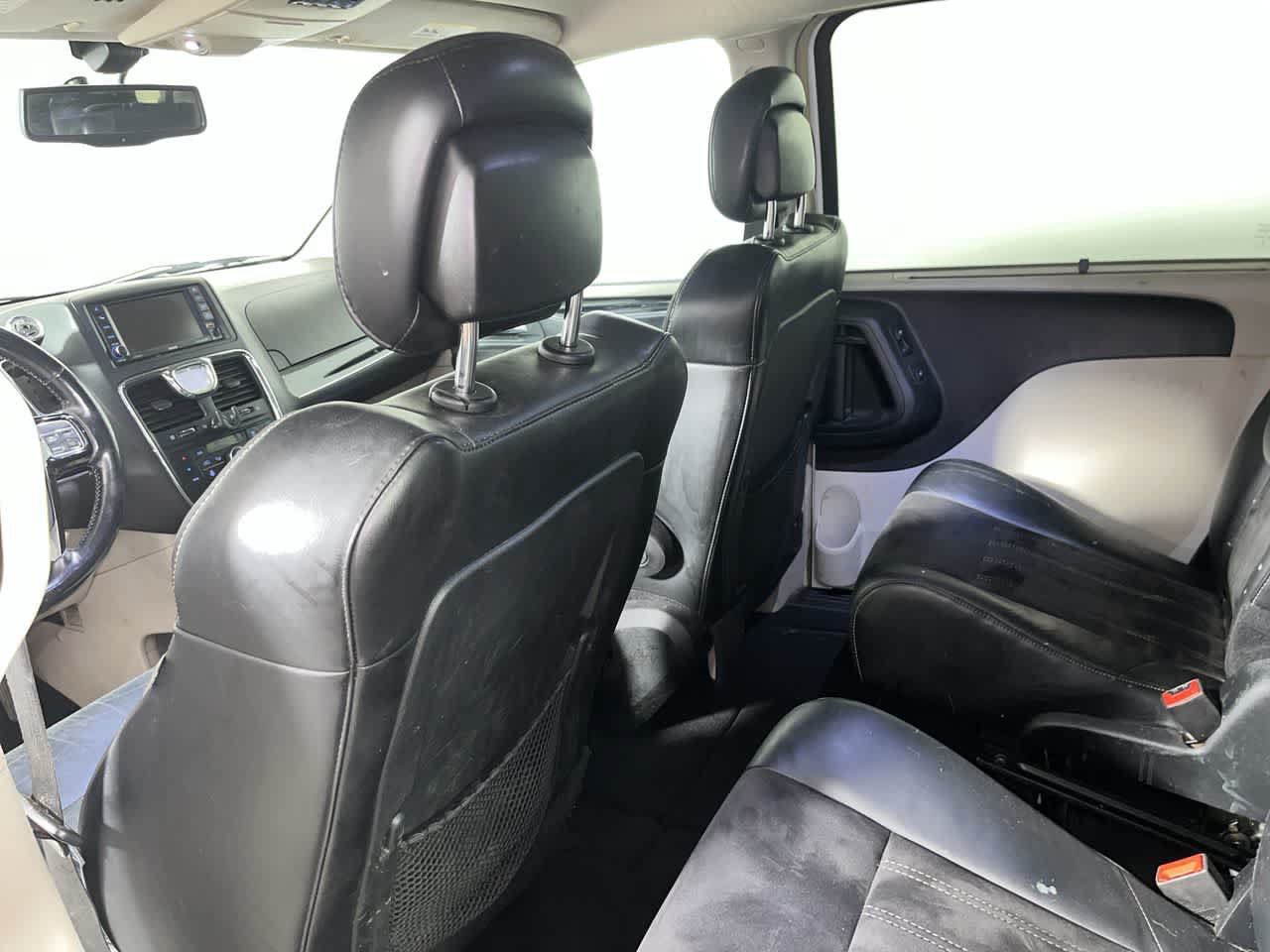 Used 2014 Chrysler Town & Country Touring-L FWD image 22