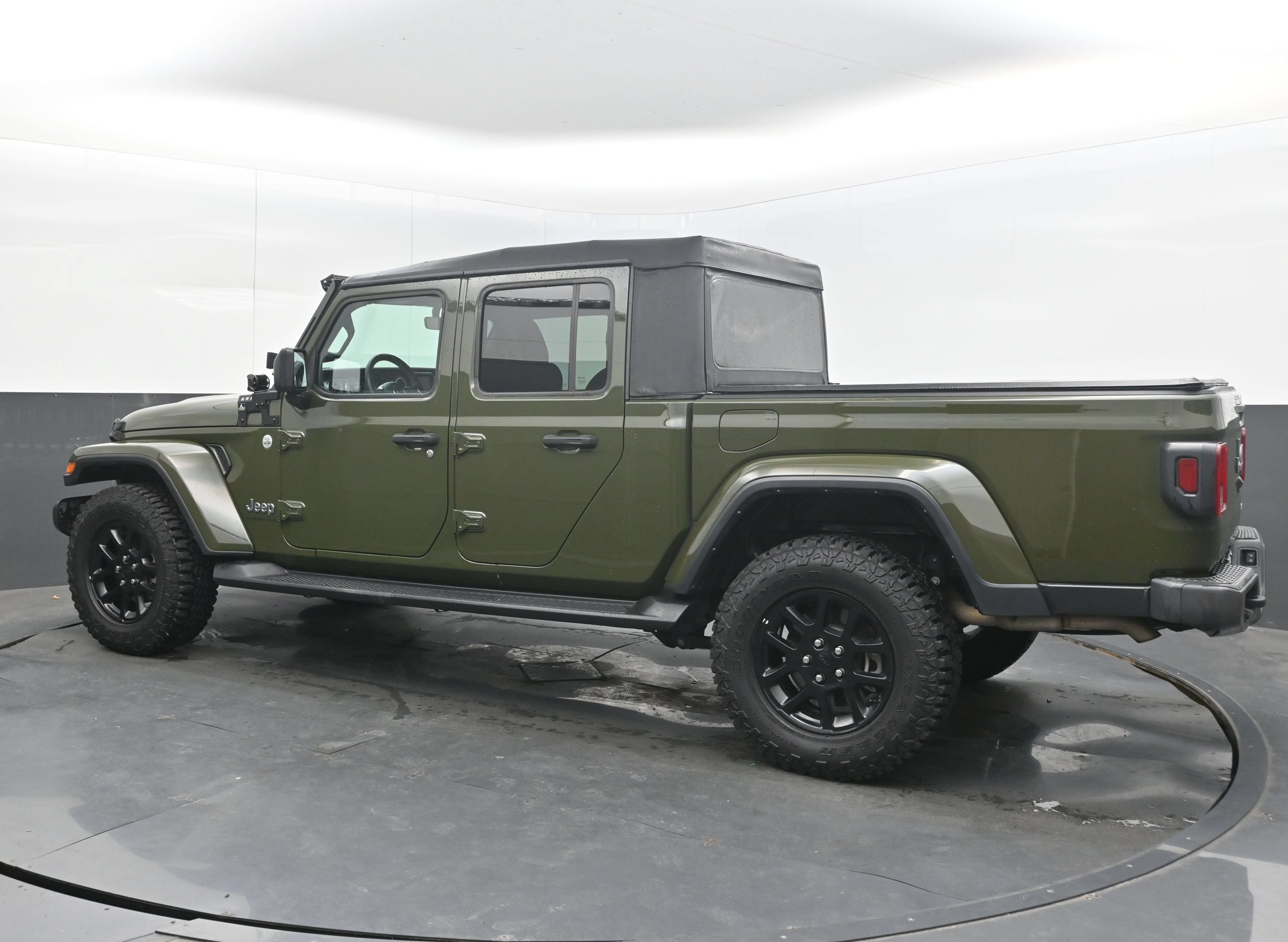 Used 2023 Jeep Gladiator Overland AWD/4WD image 7