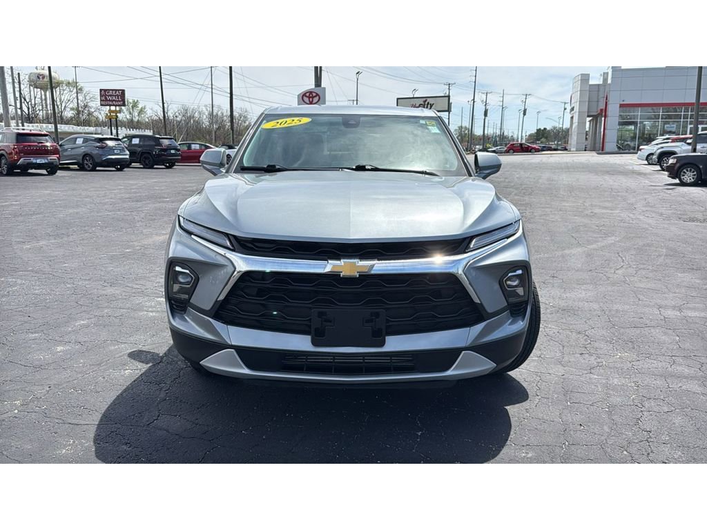 Used 2025 Chevrolet Blazer LT image 2