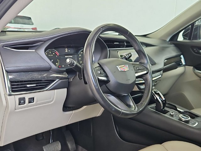 Certified 2022 Cadillac XT4 Premium Luxury w/ Enhanced Visibility Package FWD image 10