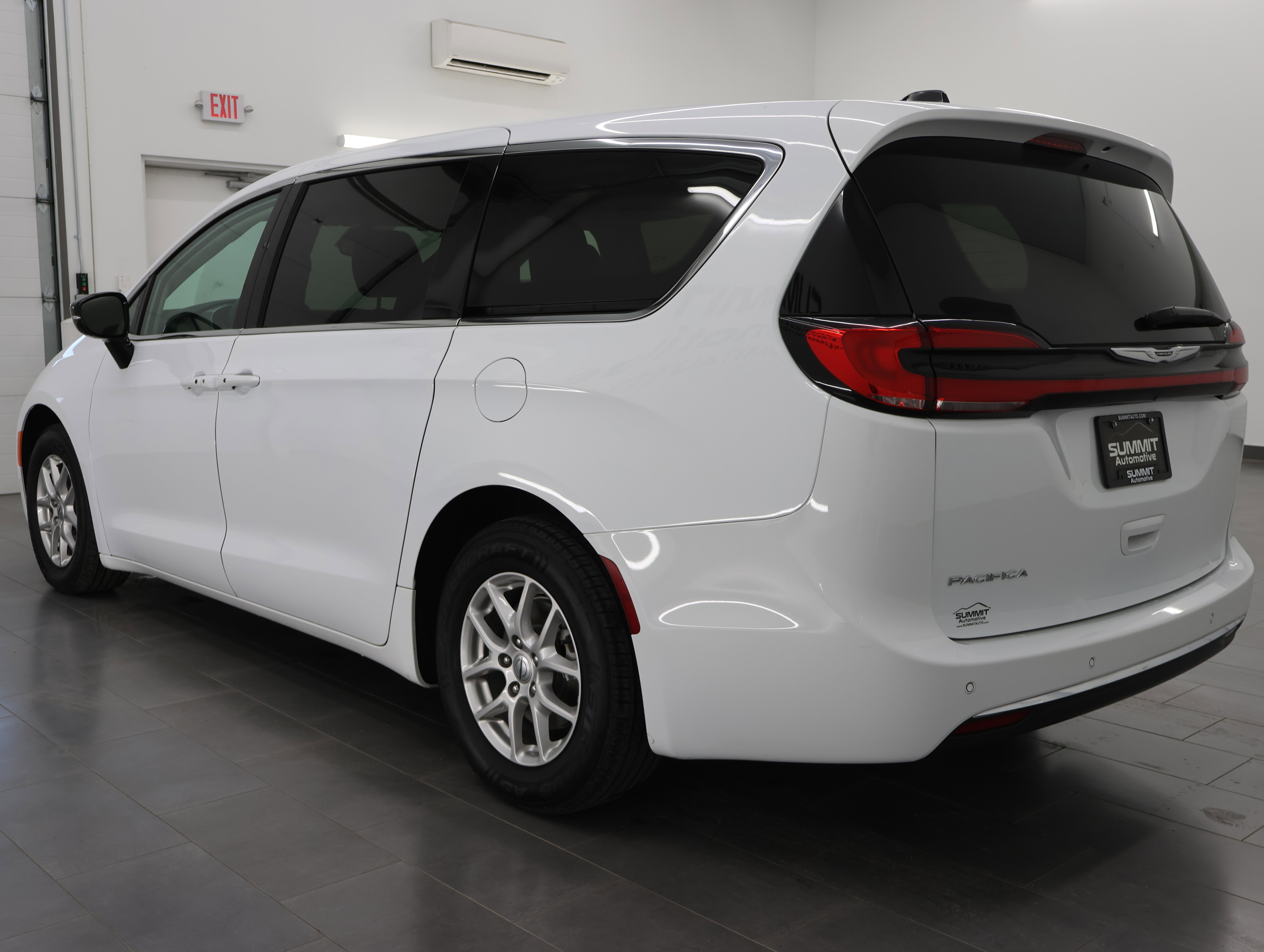 Used 2024 Chrysler Pacifica Touring-L FWD image 6