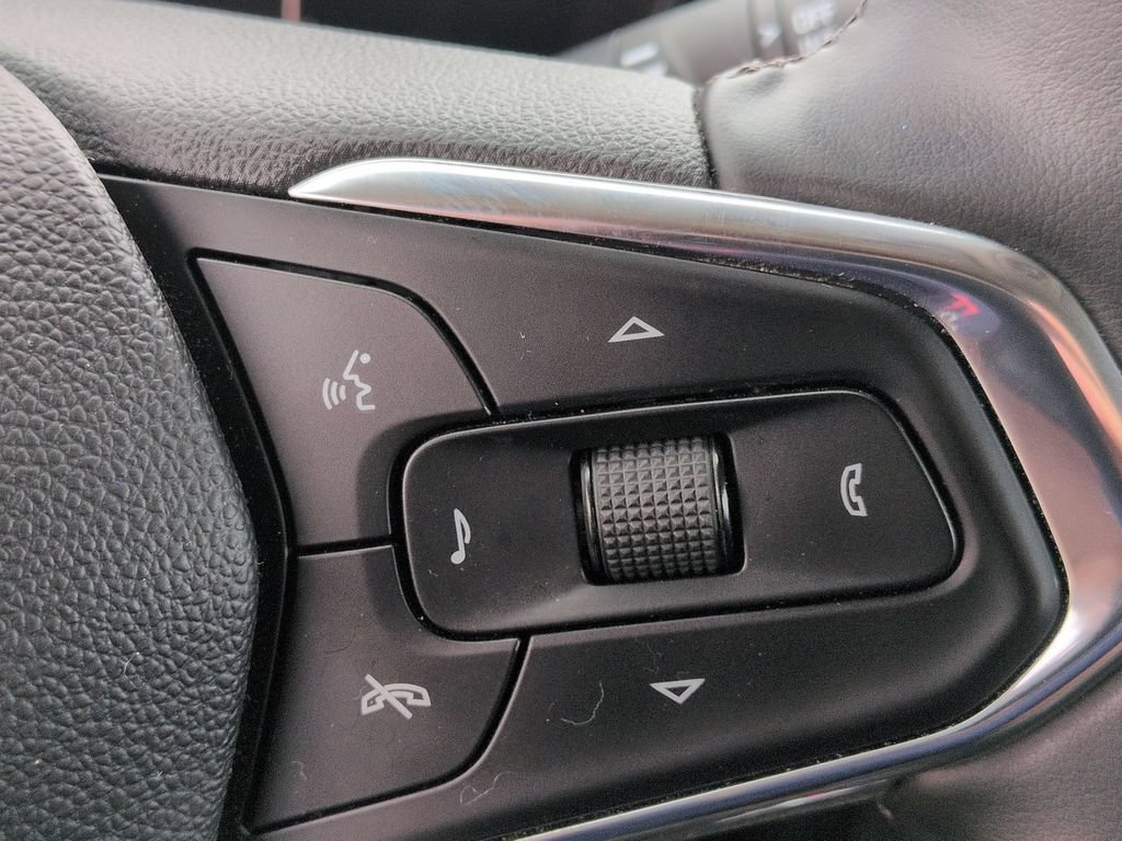 Used 2025 Chevrolet Trax LT w/ LT Convenience Package FWD image 21