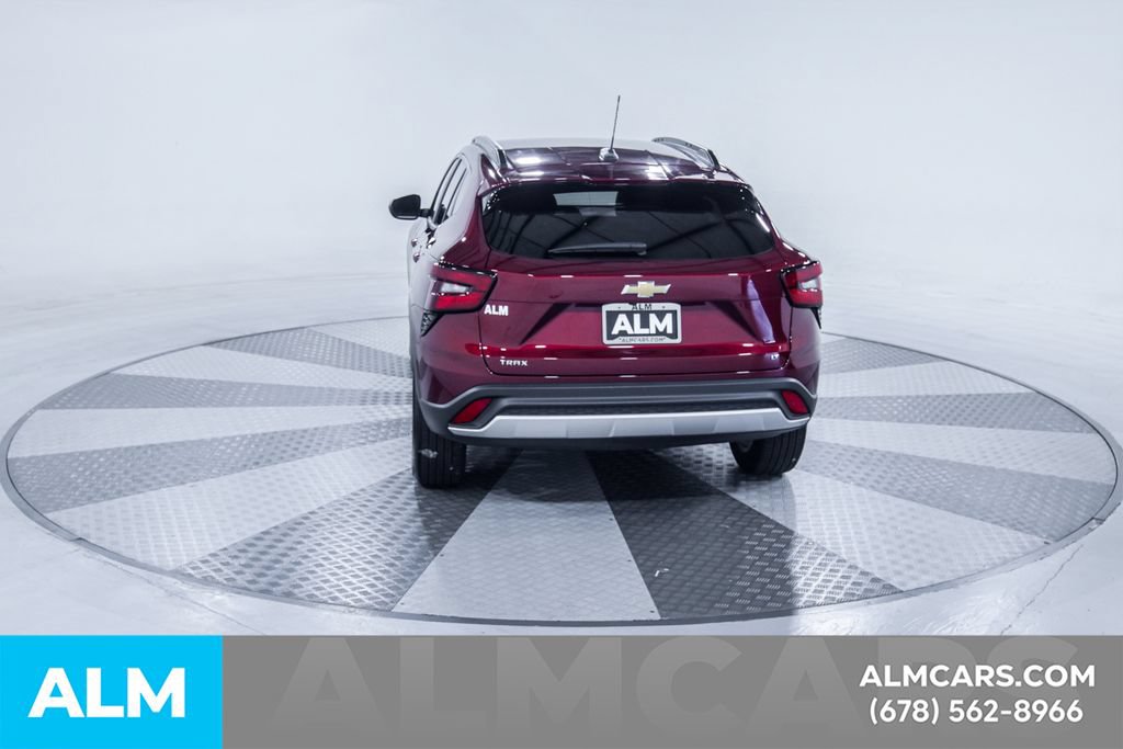 Used 2025 Chevrolet Trax LT FWD image 8