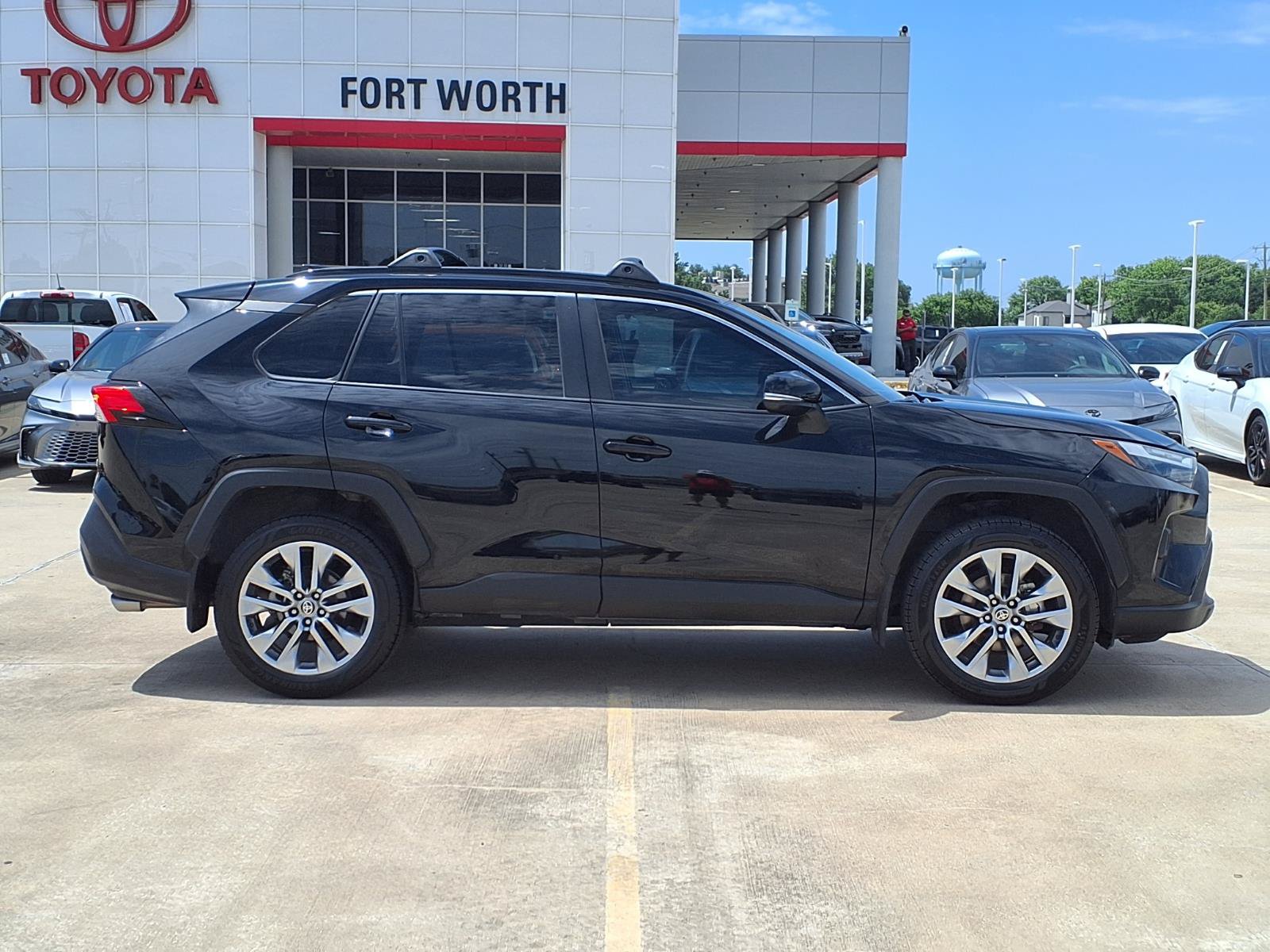 Used 2023 Toyota RAV4 XLE Premium FWD image 10