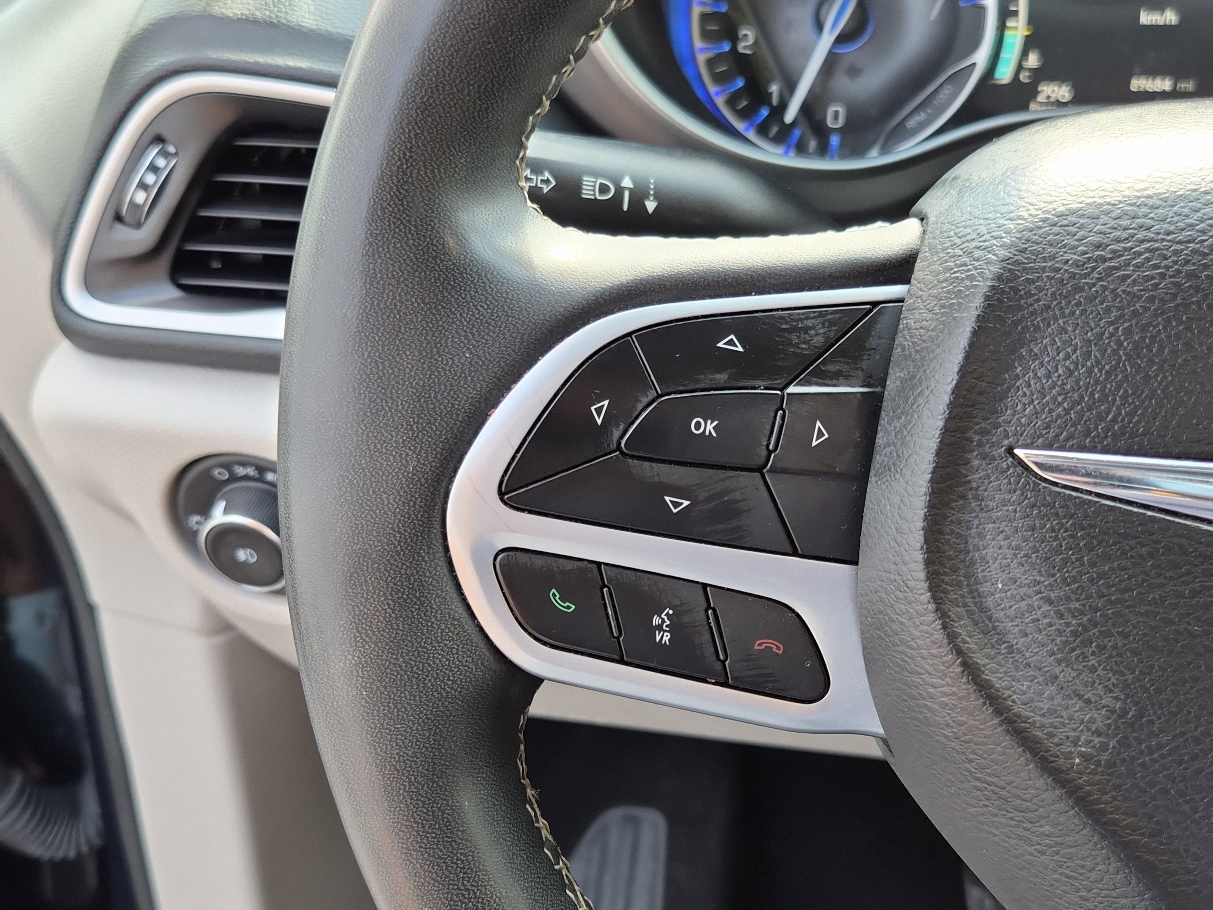 Used 2022 Chrysler Pacifica Touring-L image 24