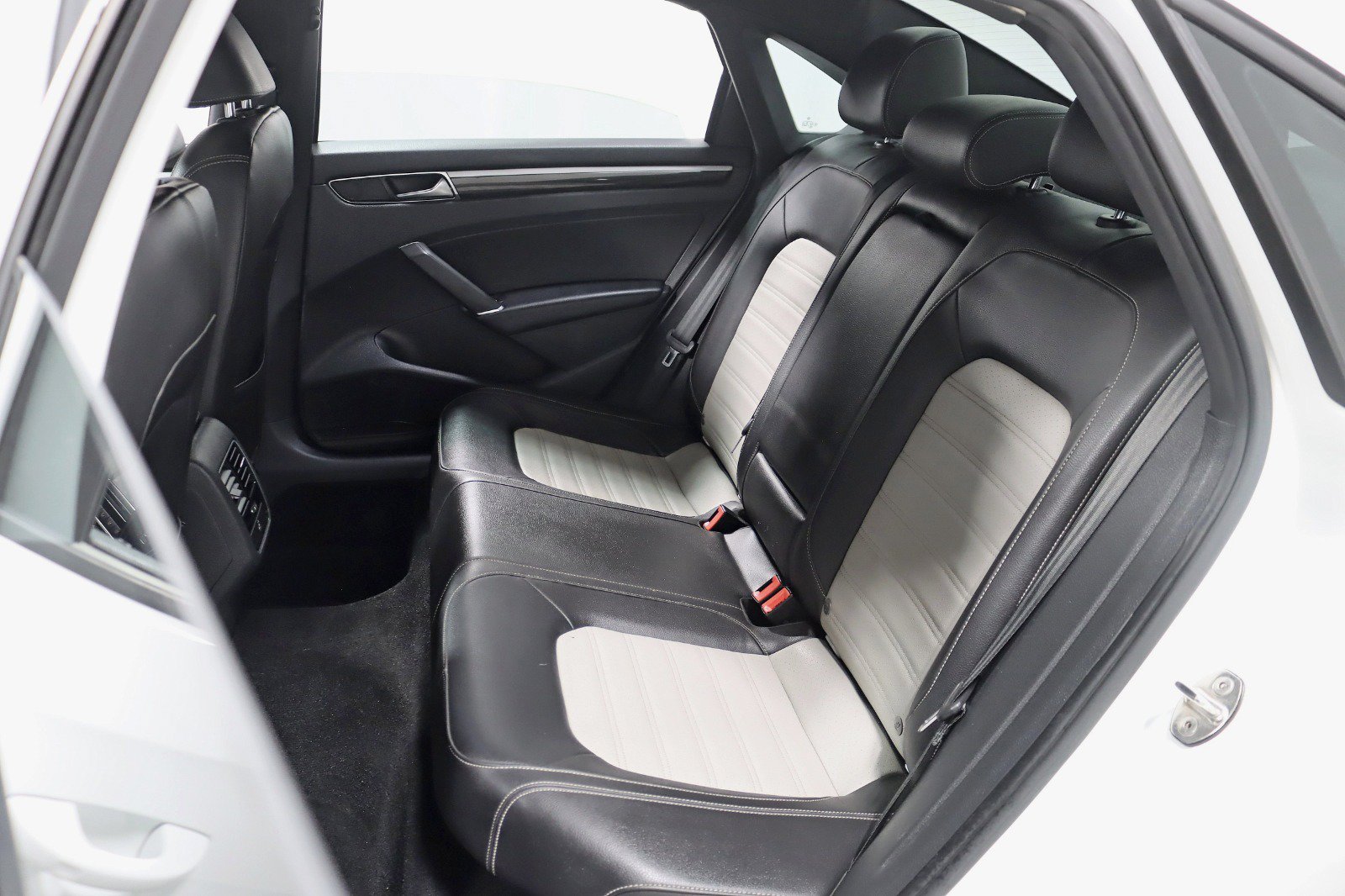 Used 2018 Volkswagen Passat 3.6 FWD image 25