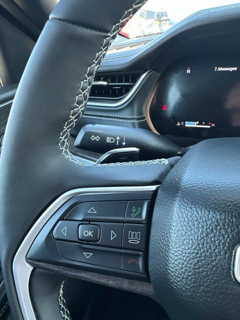Used 2025 Jeep Grand Cherokee L Limited w/ Black Appearance Package AWD/4WD image 17