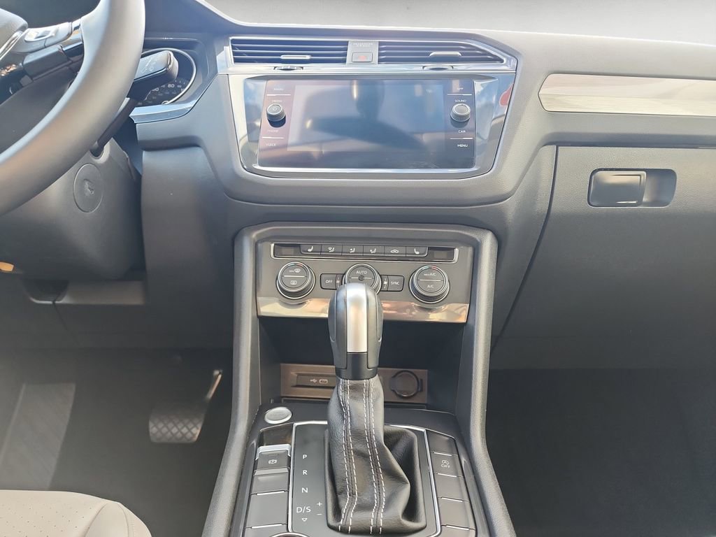 Used 2021 Volkswagen Tiguan SE w/ Panoramic Sunroof Package image 11