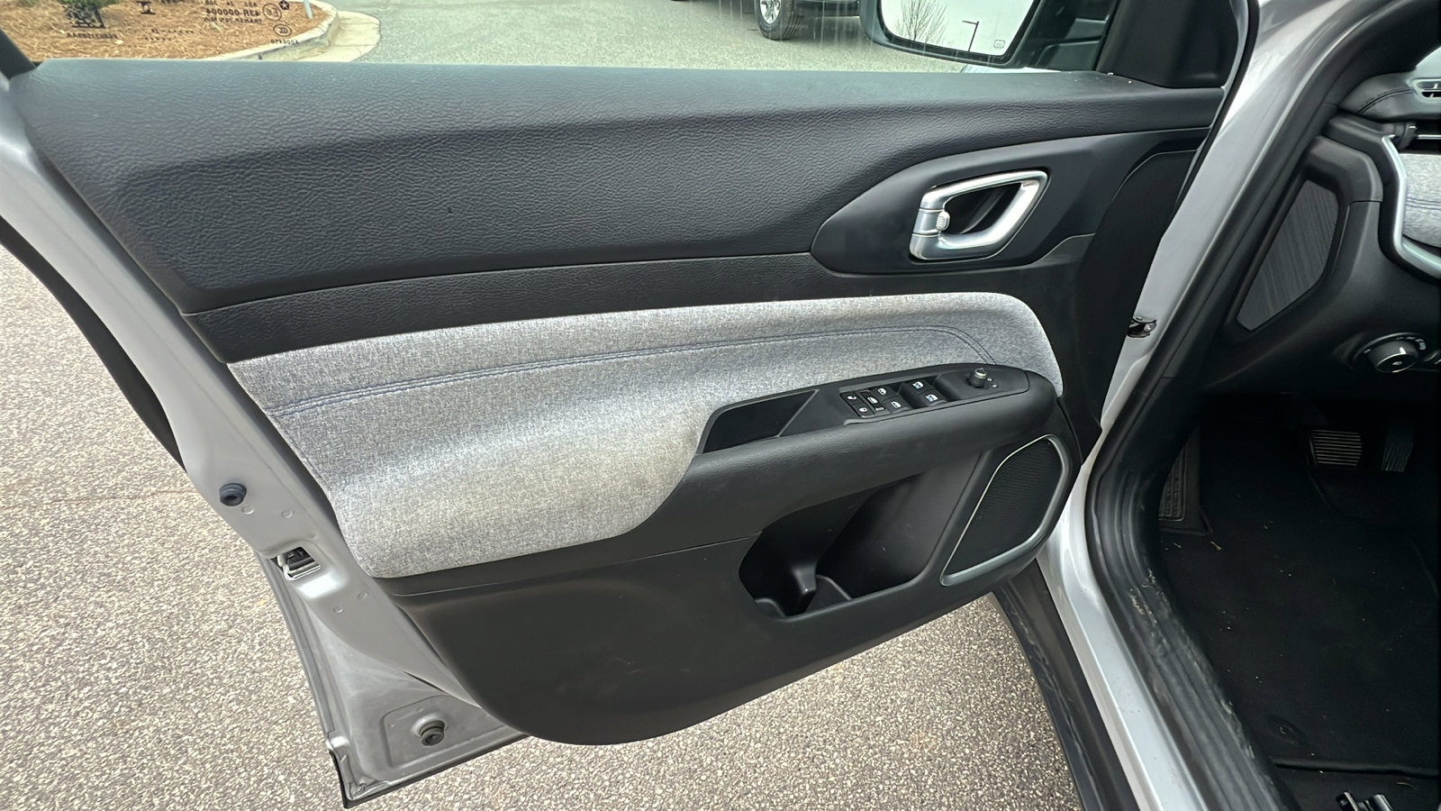 Used 2024 Jeep Compass Latitude image 14