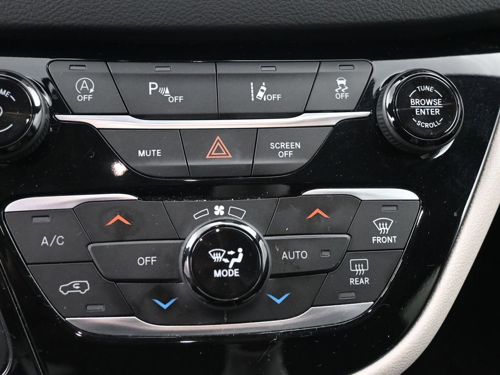 Used 2023 Chrysler Pacifica Touring-L image 13
