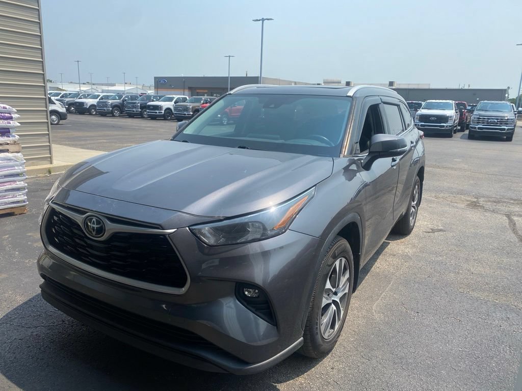 Used 2023 Toyota Highlander XLE AWD/4WD image 2