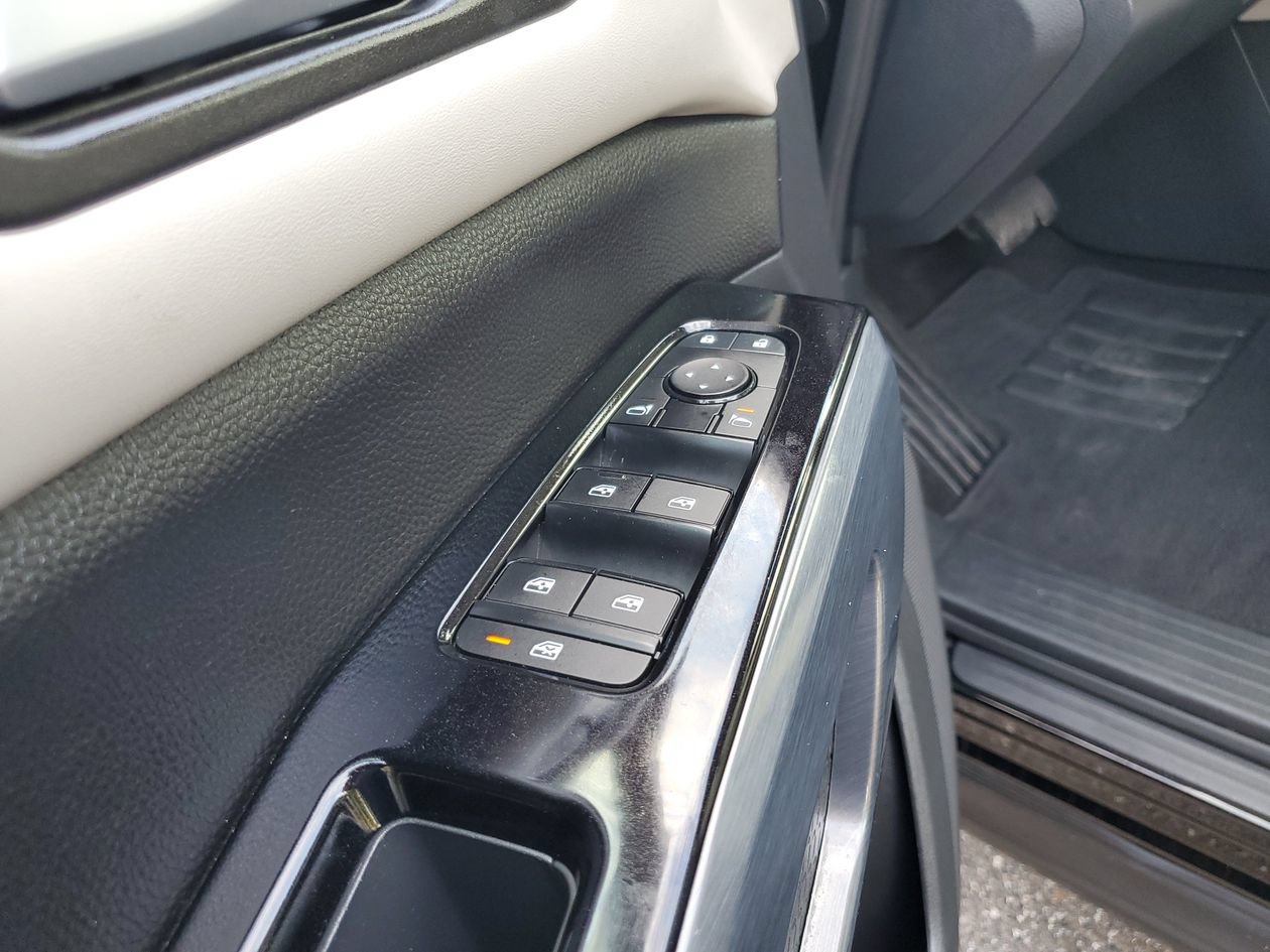 Used 2025 Nissan Pathfinder SL FWD image 17