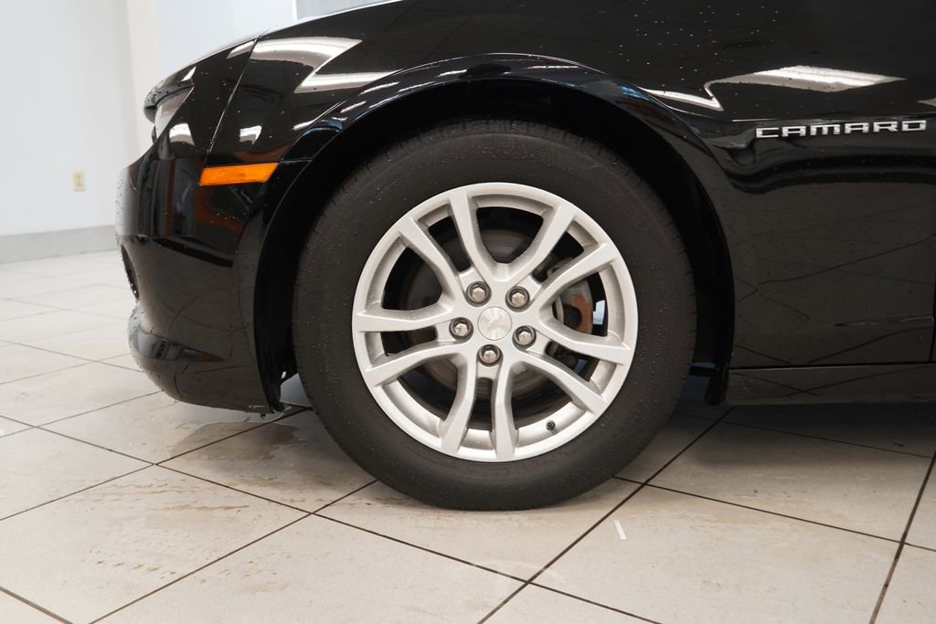 Used 2015 Chevrolet Camaro LT RWD image 15