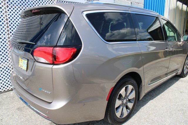 Used 2017 Chrysler Pacifica Platinum FWD image 4